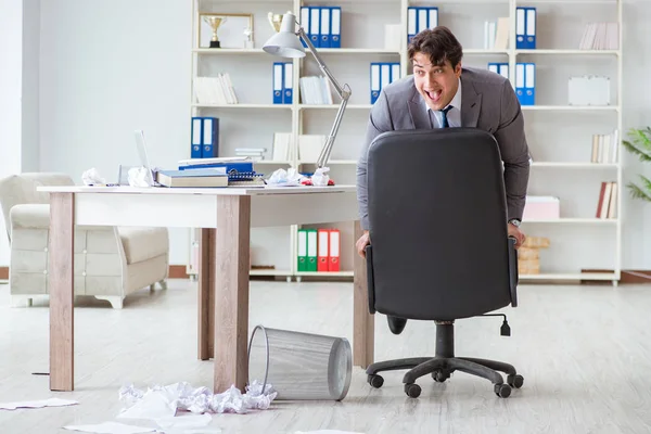 İş adamı işte ara verirken eğleniyor.