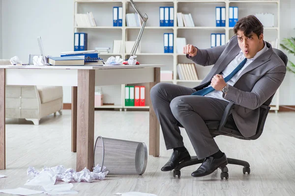 Empresário se divertindo fazendo uma pausa no escritório no trabalho — Fotografia de Stock
