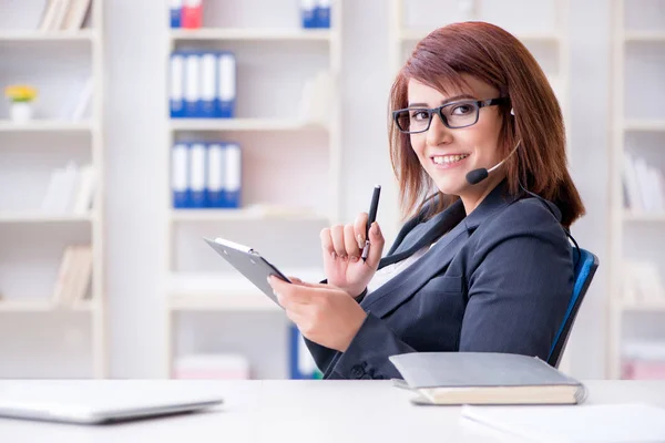 Operador de call center trabalhando com clientes — Fotografia de Stock