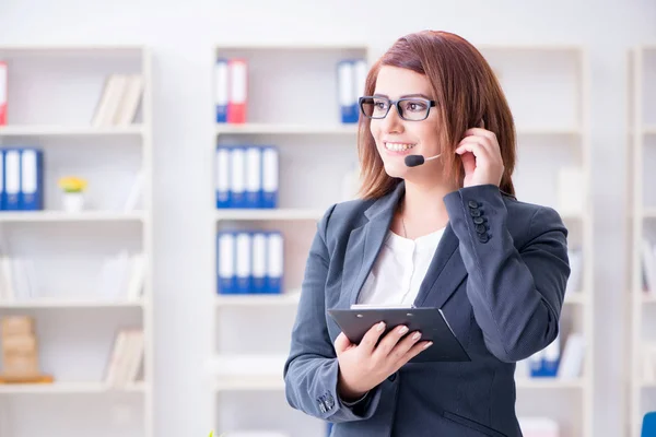 Operador de call center trabalhando com clientes — Fotografia de Stock