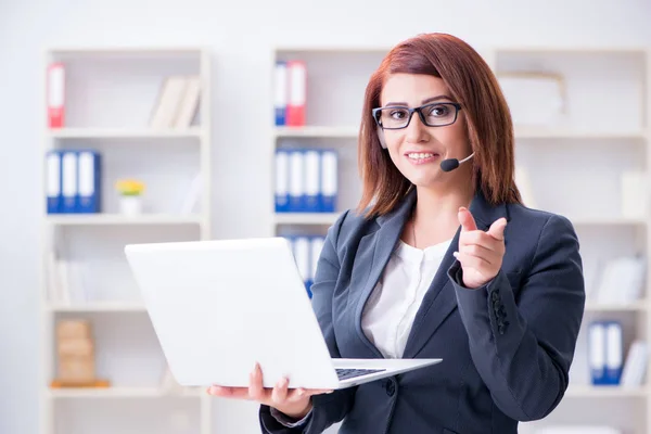 Operador de call center trabalhando com clientes — Fotografia de Stock