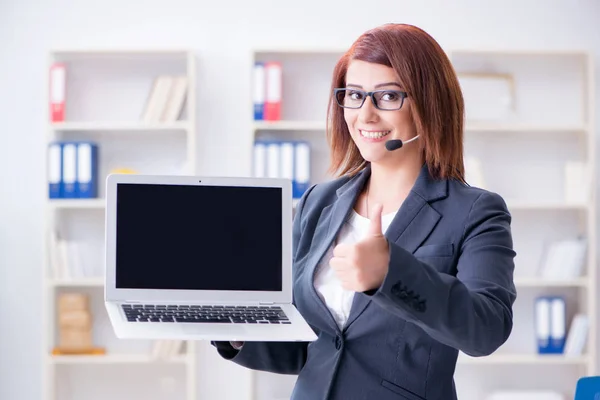 Operador de centro de llamadas que trabaja con clientes — Foto de Stock