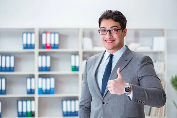 Homme d'affaires dans le bureau travaillant avec un ordinateur portable — Photo