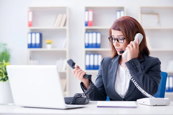 Assistente de call center frustrado respondendo a chamadas — Fotografia de Stock