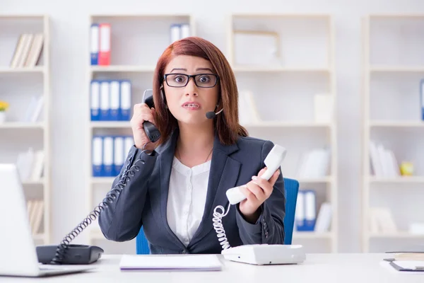 Assistente de call center frustrado respondendo a chamadas — Fotografia de Stock