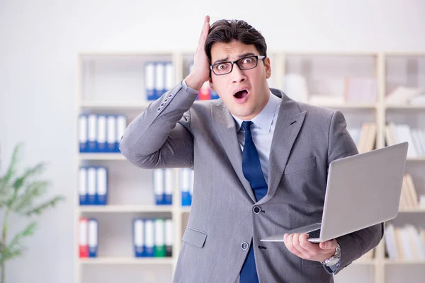 Empresario en la oficina trabajando con portátil — Foto de Stock