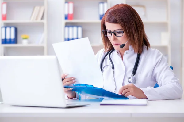 Ärztin im telemedizinischen Konzept — Stockfoto