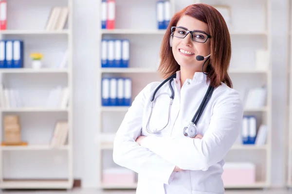 Mulher médica no conceito de telemedicina — Fotografia de Stock