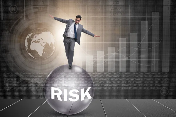Młody przedsiębiorca w koncepcji ryzyka biznesowego i niepewności — Zdjęcie stockowe