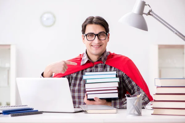 Estudante super-herói com um laptop estudando se preparando para exames — Fotografia de Stock