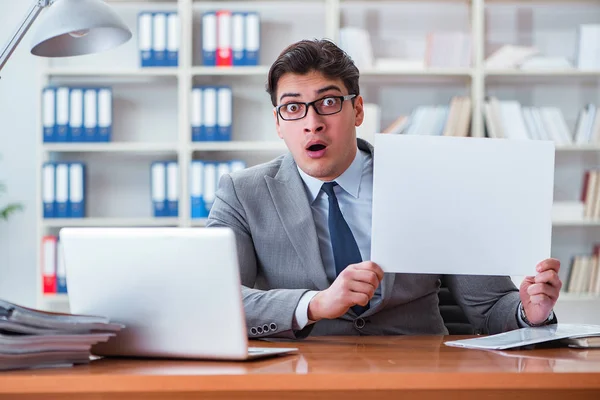 Empresario en la oficina sosteniendo un tablero de mensajes en blanco — Foto de Stock