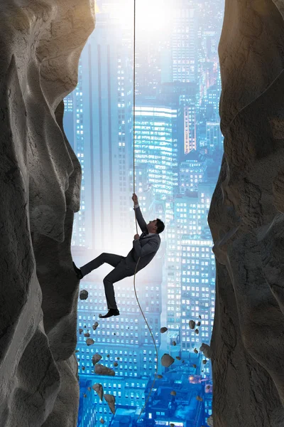 İş adamı iş kavramındaki zorlukların üstesinden geldi