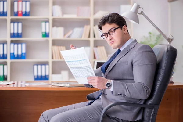 Ofiste çalışan genç bir işadamı.