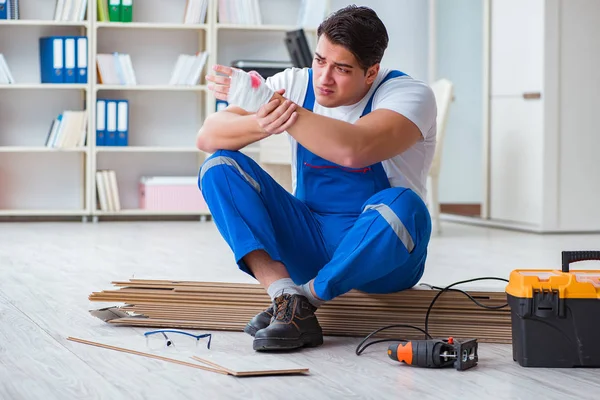 Zemin kaplamalarında çalışan genç bir işçi.