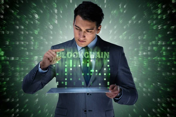 Engelleme zinciri kripto para birimi kavramında iş adamı