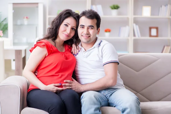 Familia joven pareja esperando un bebé —  Fotos de Stock