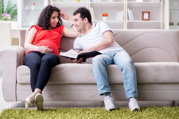 Bir bebek bekleyen genç çift.