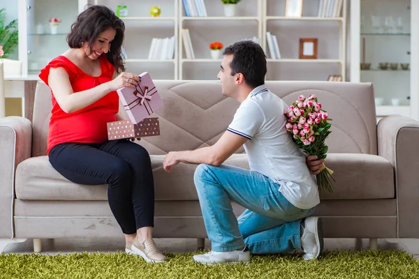 Unga par familj väntar barn — Stockfoto