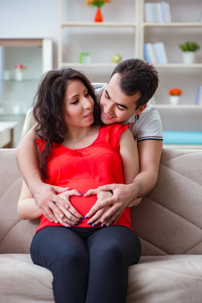 Bir bebek bekleyen genç çift.