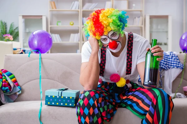 Betrunkener Clown feiert Party zu Hause — Stockfoto