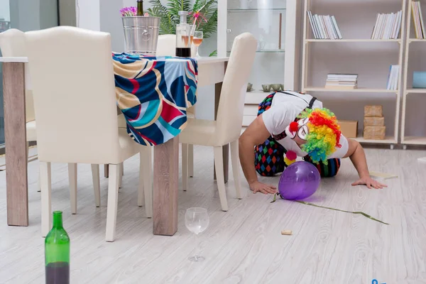 Sarhoş palyaço evde parti veriyor.