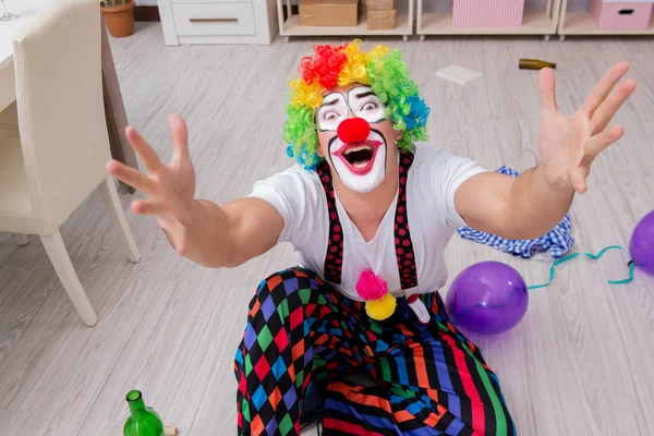 Sarhoş palyaço evde parti veriyor.