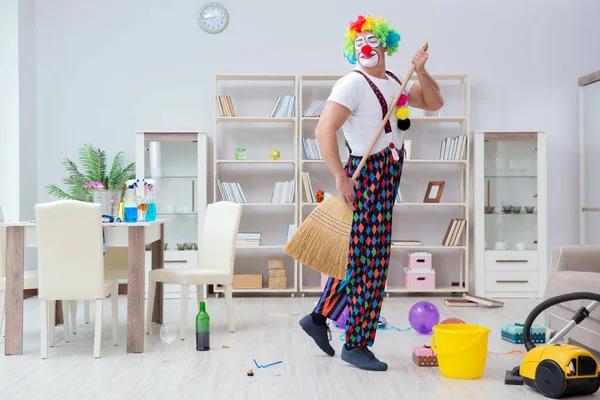 Buffo clown fare pulizia a casa — Foto Stock