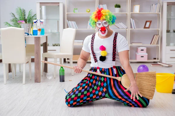 Palhaço engraçado fazendo limpeza em casa — Fotografia de Stock