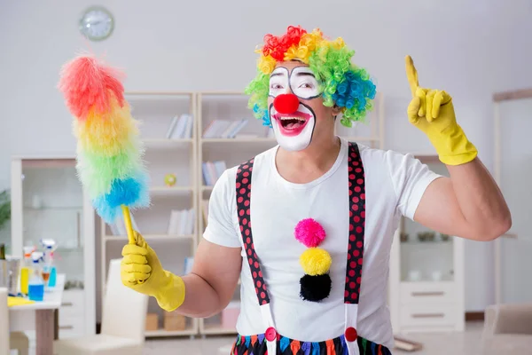 Komik palyaço evde temizlik yapıyor.