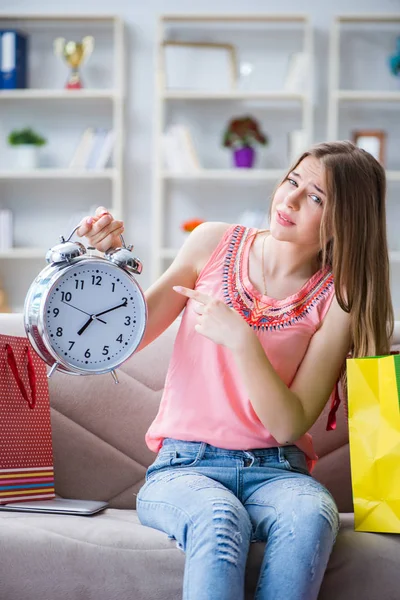 Ung kvinna med shoppingväskor inomhus på soffan — Stockfoto