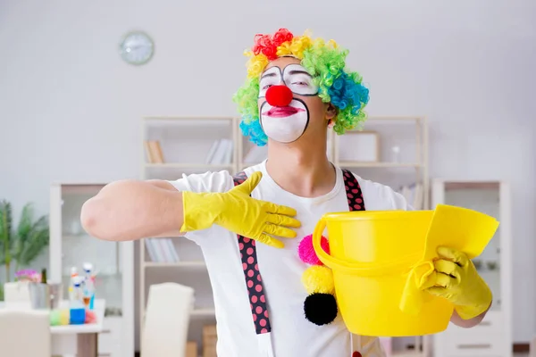 Palhaço engraçado fazendo limpeza em casa — Fotografia de Stock