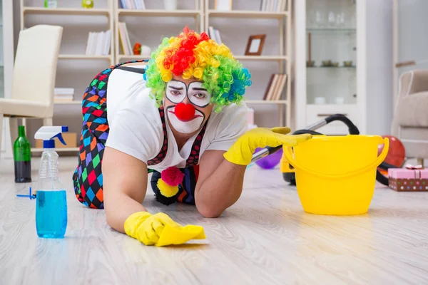 Payaso divertido haciendo limpieza en casa — Foto de Stock