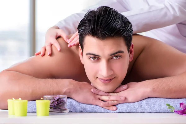 Bonito homem no conceito de massagem spa — Fotografia de Stock