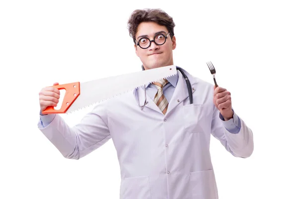Смішний лікар з пилкою ізольовано на білому — стокове фото