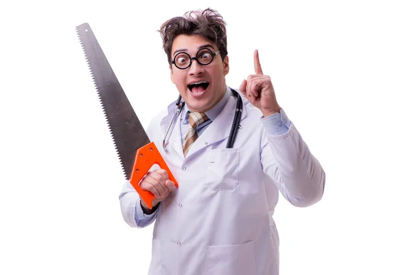Grappige dokter met zaag geïsoleerd op wit — Stockfoto