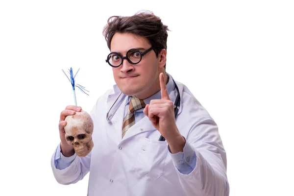 Смешной доктор с черепом, изолированным на белом — стоковое фото