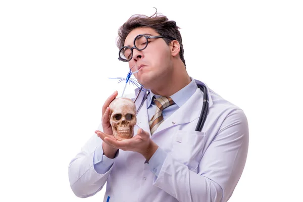 白で隔離頭蓋骨と面白い医者 — ストック写真