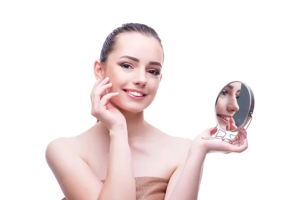 Kobieta w koncepcji piękna stosowania makijażu za pomocą kosmetyków — Zdjęcie stockowe