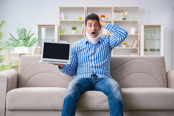 Evden çalışan boyunluk takan serbest çalışan bir adam.