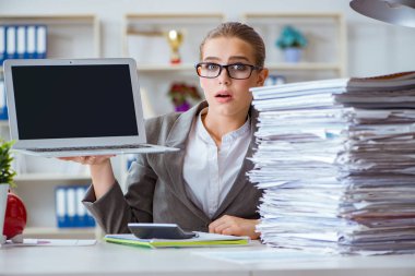 Ofiste çalışan genç iş kadını muhasebeci.