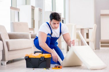 Mağazada çalışan mobilya tamircisi.