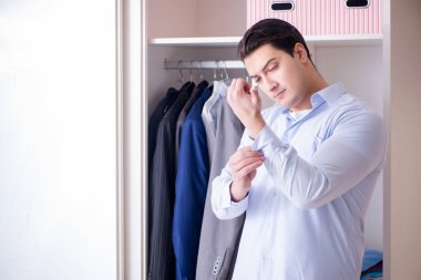 Genç işadamı iş için giyiniyor.