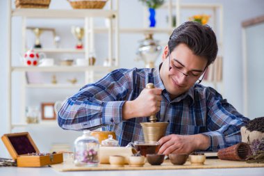 Yeni demler deneyen profesyonel çay uzmanı.