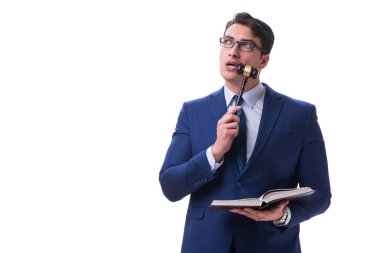 Beyaz arka planda tokmağı olan avukat hukuk öğrencisi.