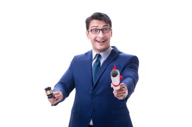 Beyaz arka planda tokmağı olan avukat hukuk öğrencisi.