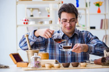 Yeni demler deneyen profesyonel çay uzmanı.