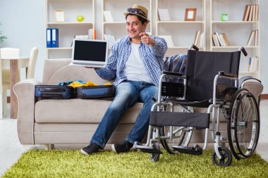 Pasif adam dizüstü bilgisayarla internetten seyahat rezervasyonu