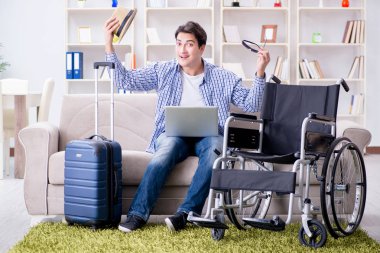 Pasif adam dizüstü bilgisayarla internetten seyahat rezervasyonu