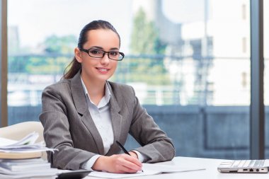 Ofiste çalışan iş kadını.