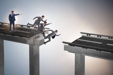 Patron işadamı ekibe yanlış talimat veriyor.